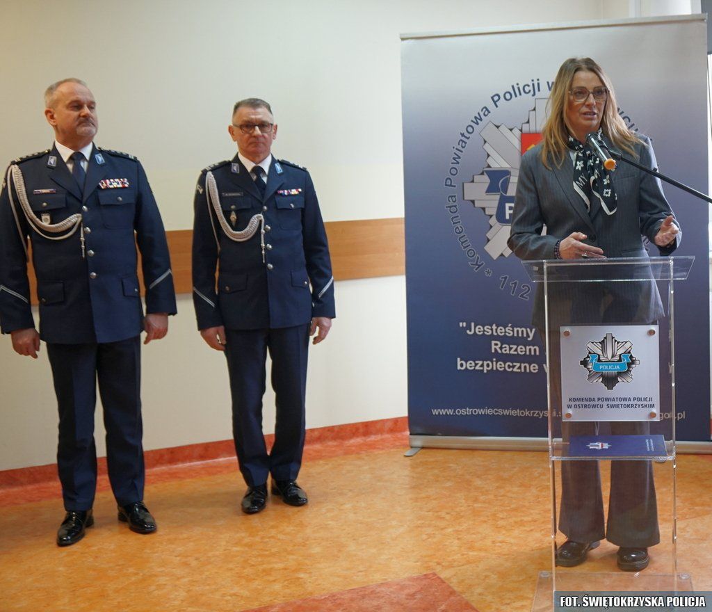 Policjanci podczas uroczystej zbiórki