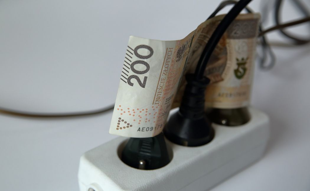 Ceny prądu 2023 - banknot na wtyczkach