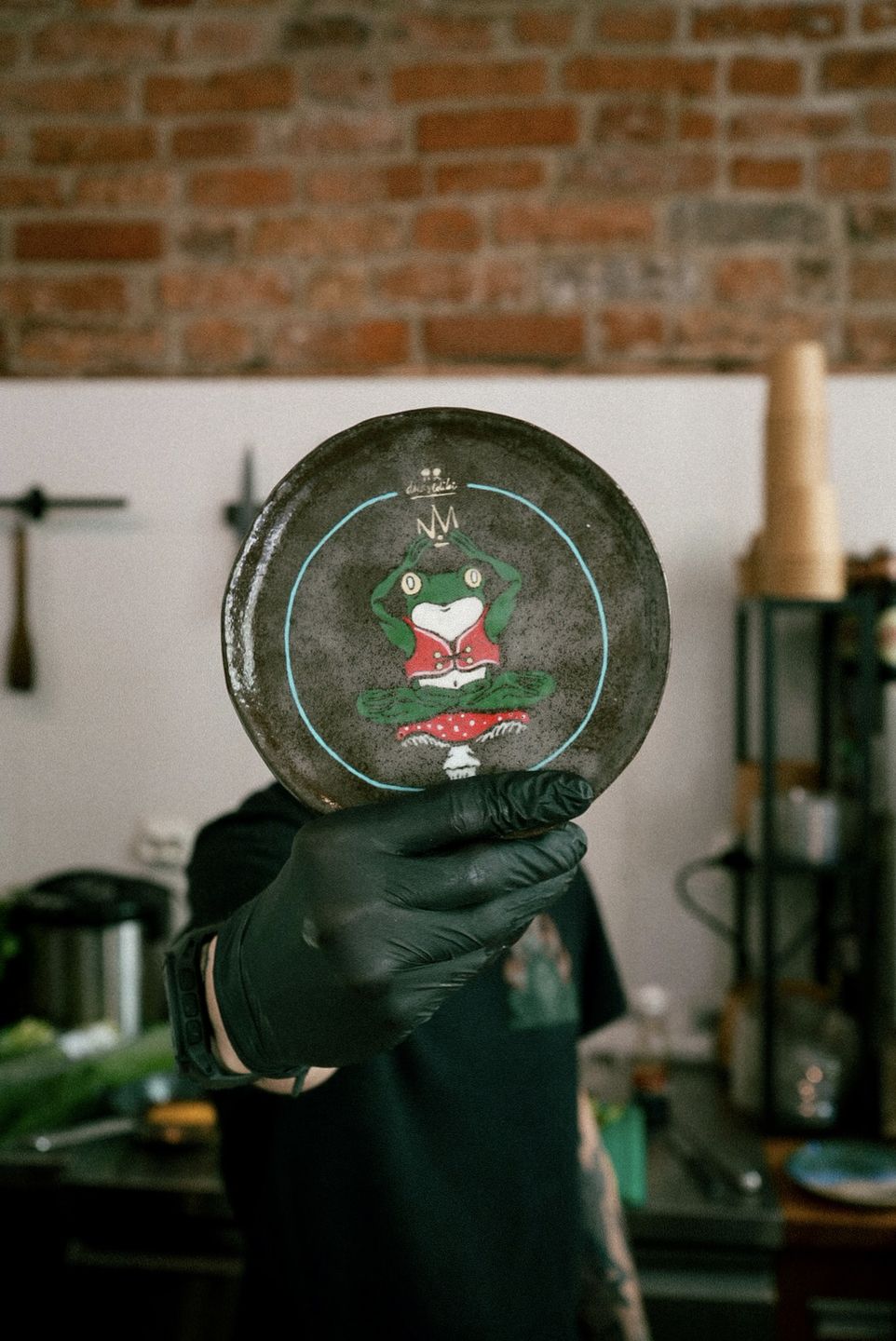 Talerz z logotypem "Dwa stoliki"