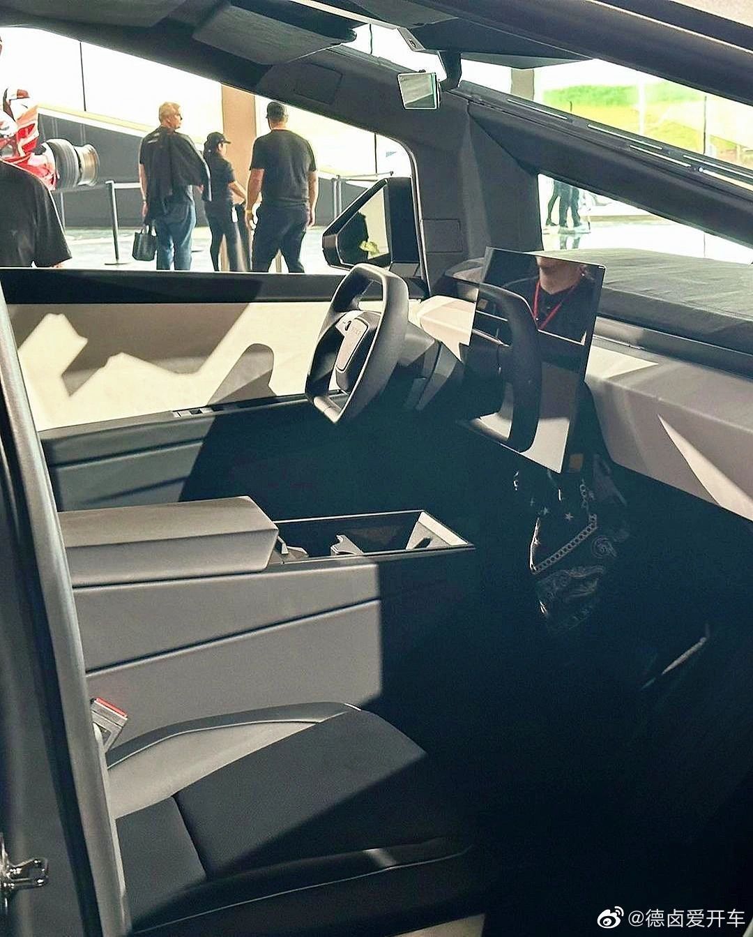 Tesla Cybertruck wnętrze