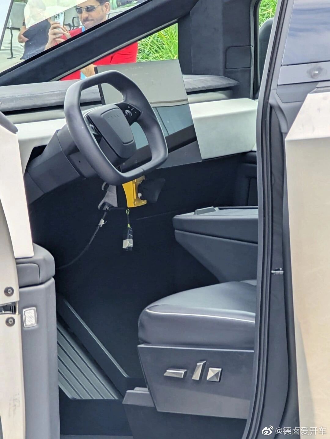 Tesla Cybertruck wnętrze