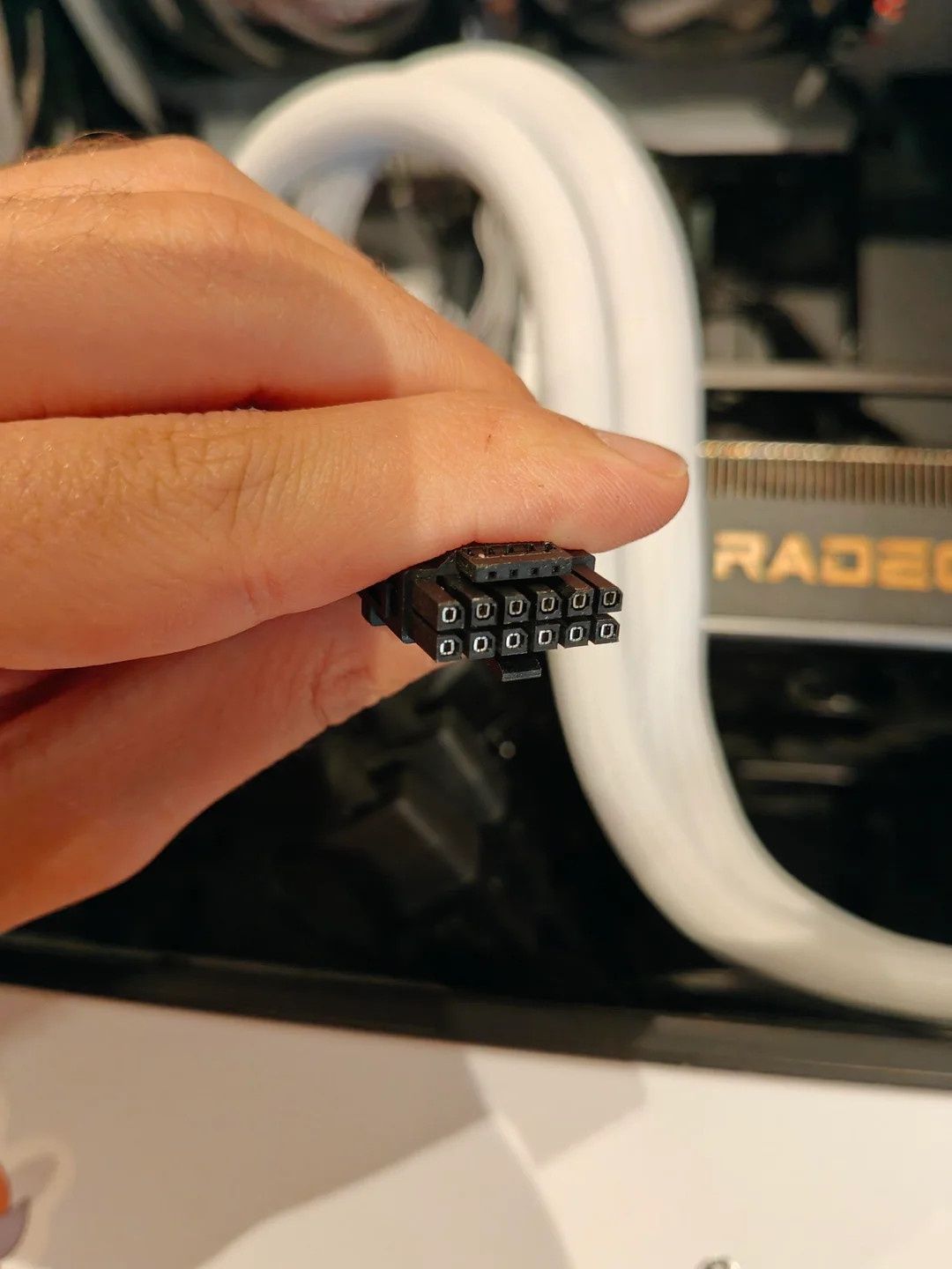 ASRock Radeon RX 9070 XT Taichi - wtyczka zasilania