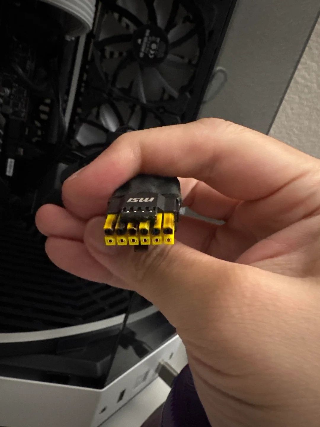 GeForce RTX 5090 - spalona wtyczka zasilania