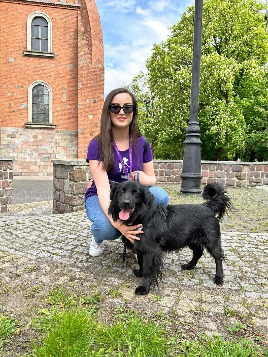 Wolontariusze z pieskami 