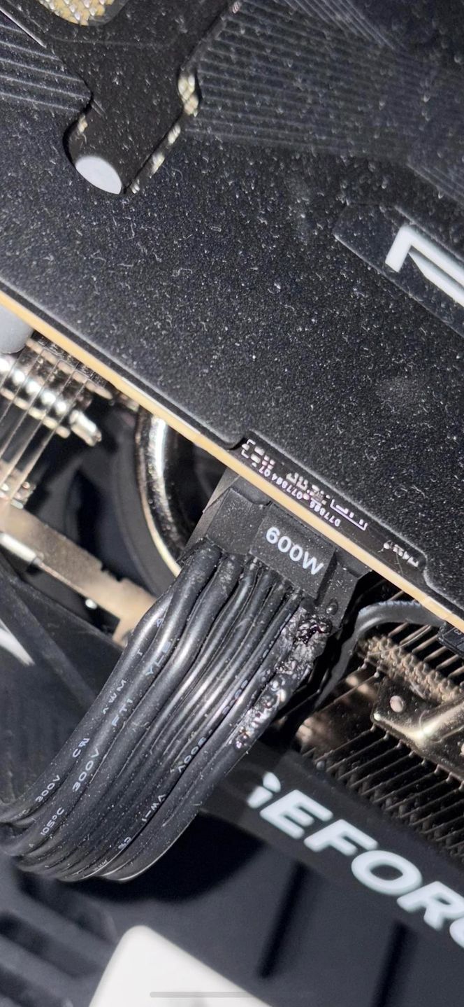 GeForce RTX 5090 - spalona wtyczka zasilania
