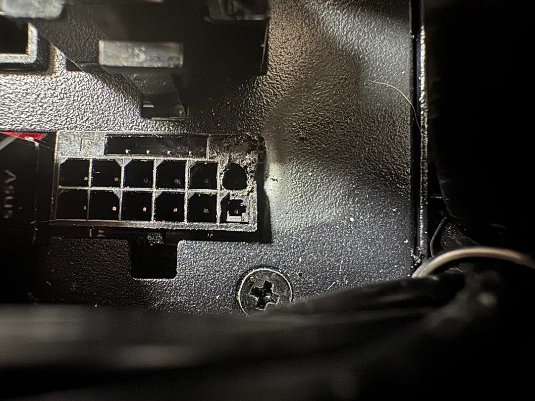 GeForce RTX 5090 - spalone złącze zasilające