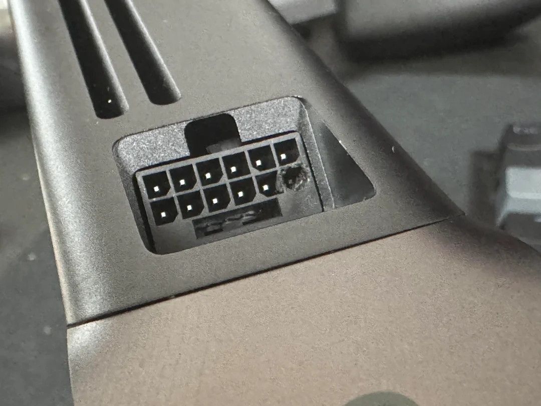GeForce RTX 5090 - spalone złącze zasilające