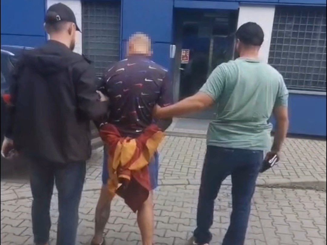 Garderoba i siekiery w rękach złodziei