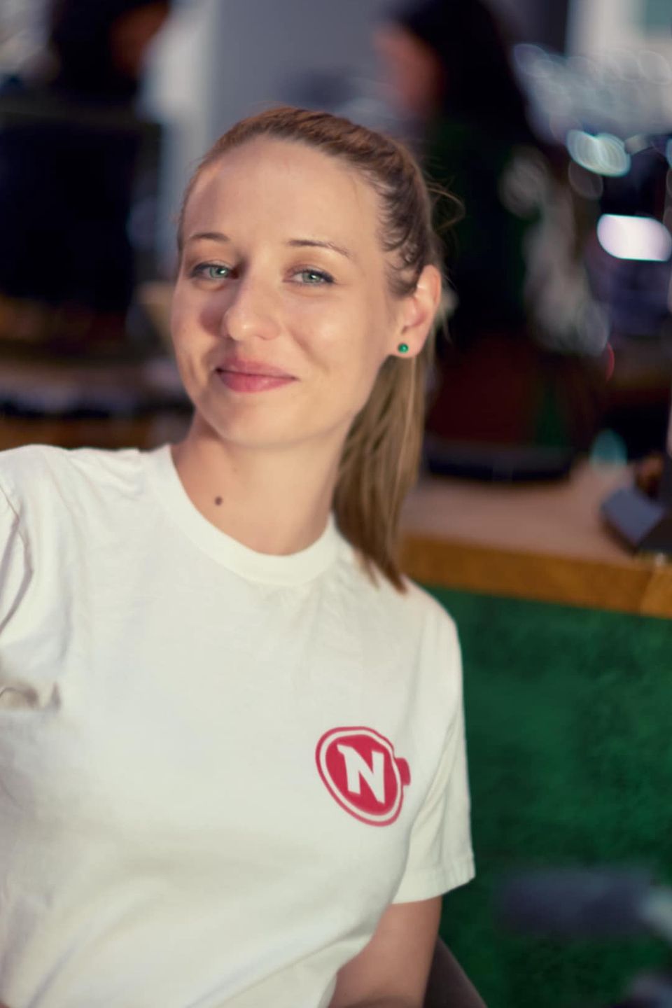 Kamila Adamiec w koszulce z logo Projektu Nano