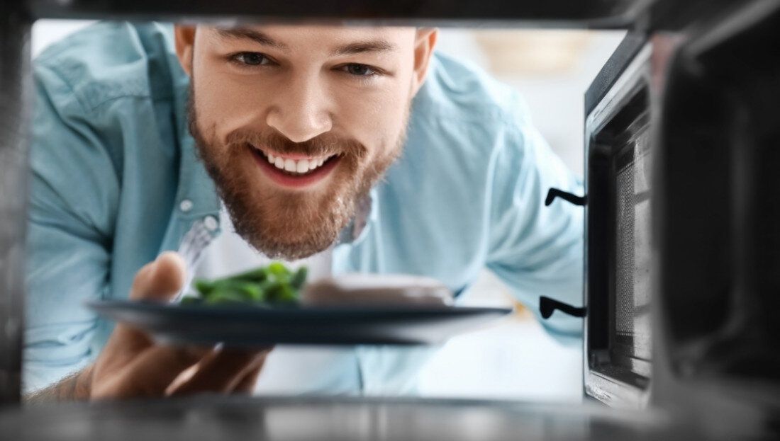 Wewnątrz mikrofalkówki Samsung