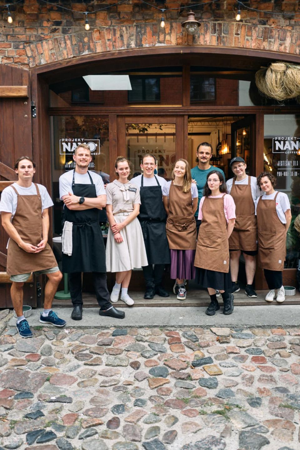Ekipa Projektu Nano przed wejściem do lokalu