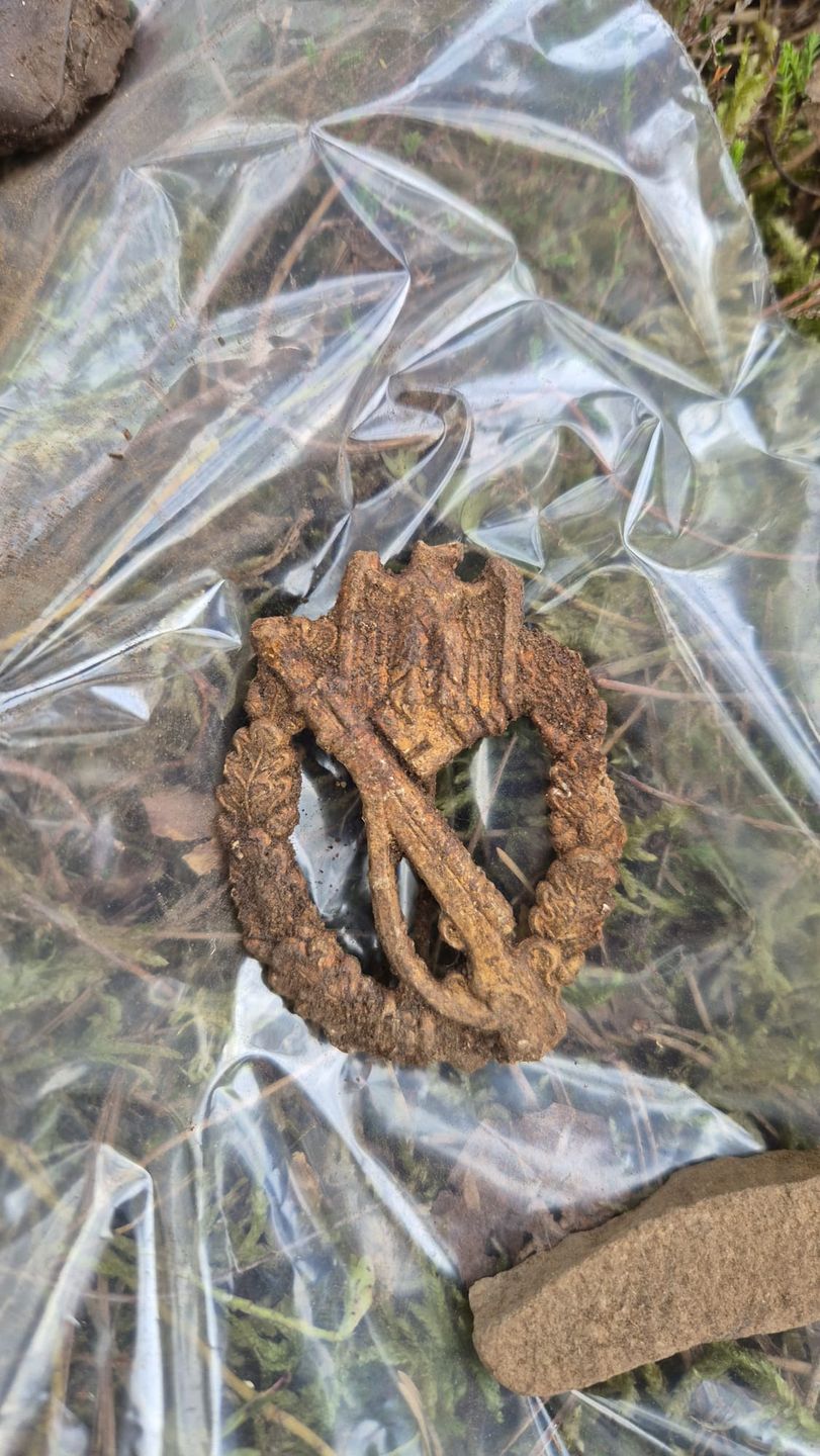 Niemiecka odznaka znaleziona przy szczątkach żołnierza