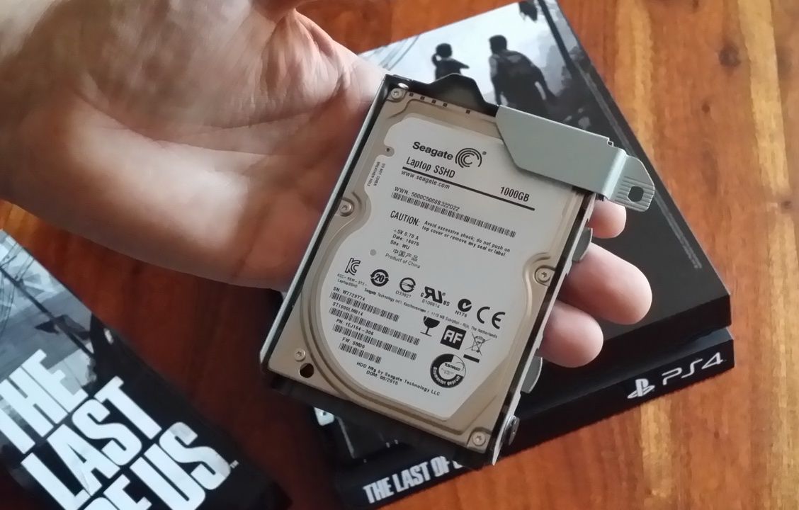 Seagate Game Drive for PlayStation - po zamontowaniu w kieszeni