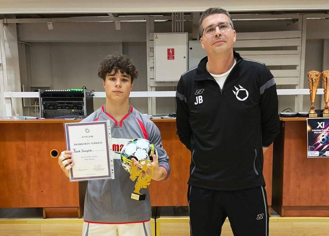 Jarosław Bień i jeden z uczestników turnieju
