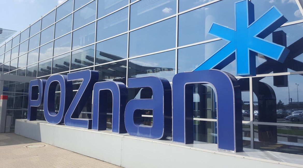 Napis "Poznań" przed portem Poznań-Ławica fot. archiwum redakcji