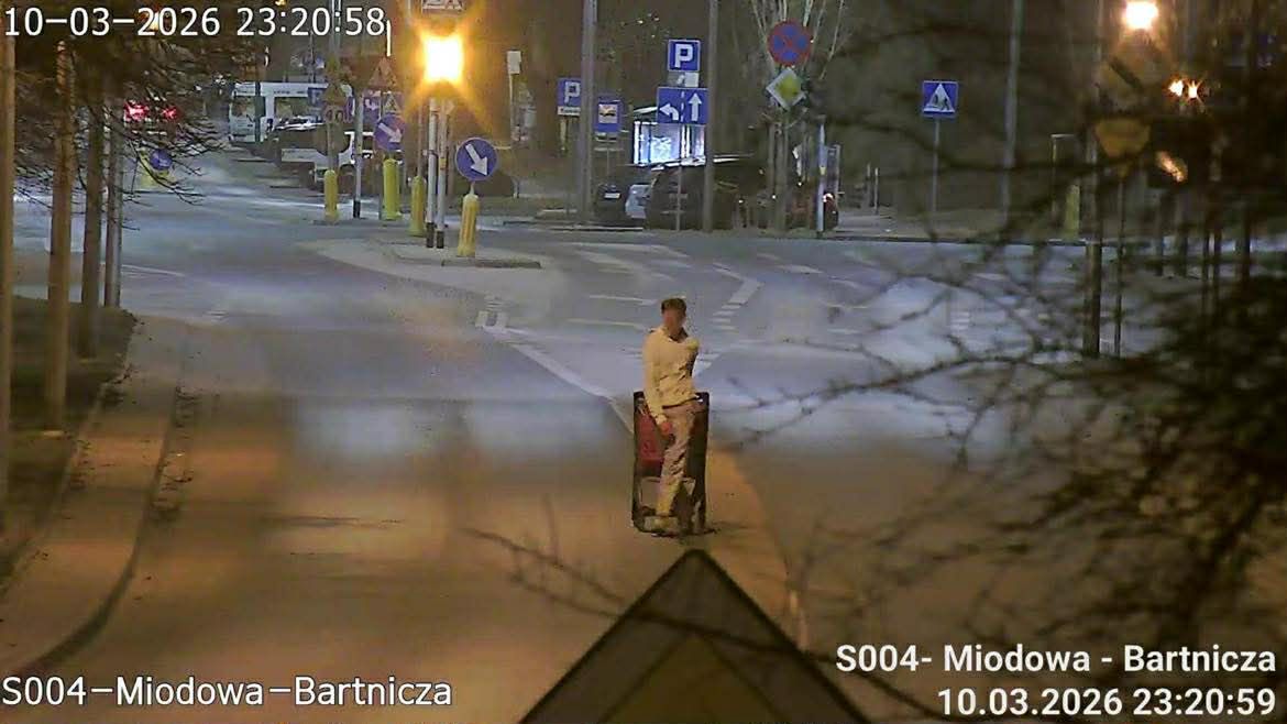 Woził koleżankę w wózku