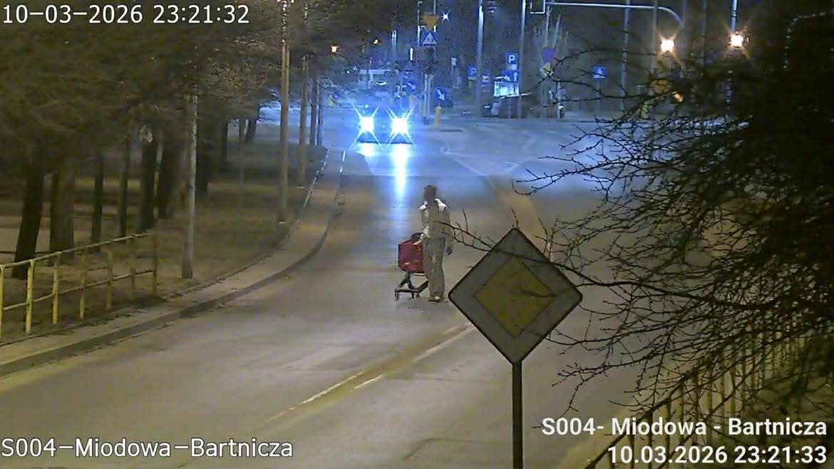 Woził koleżankę w wózku