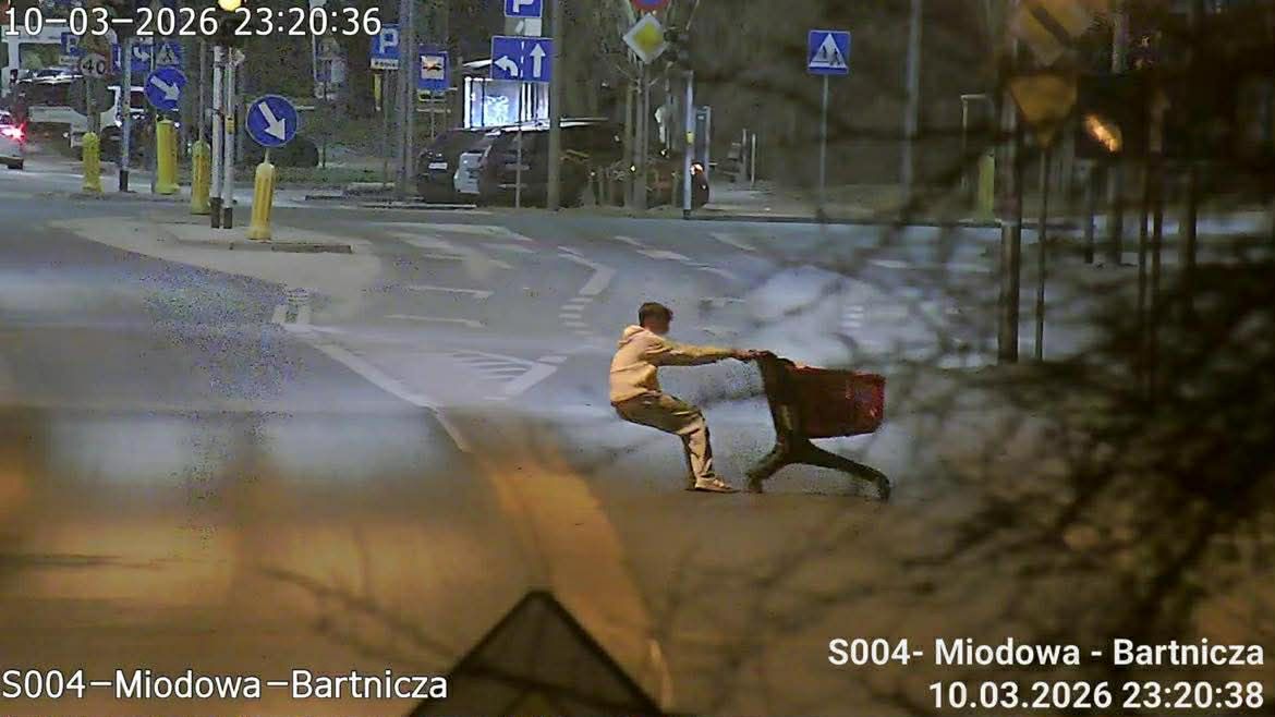 Woził koleżankę w wózku