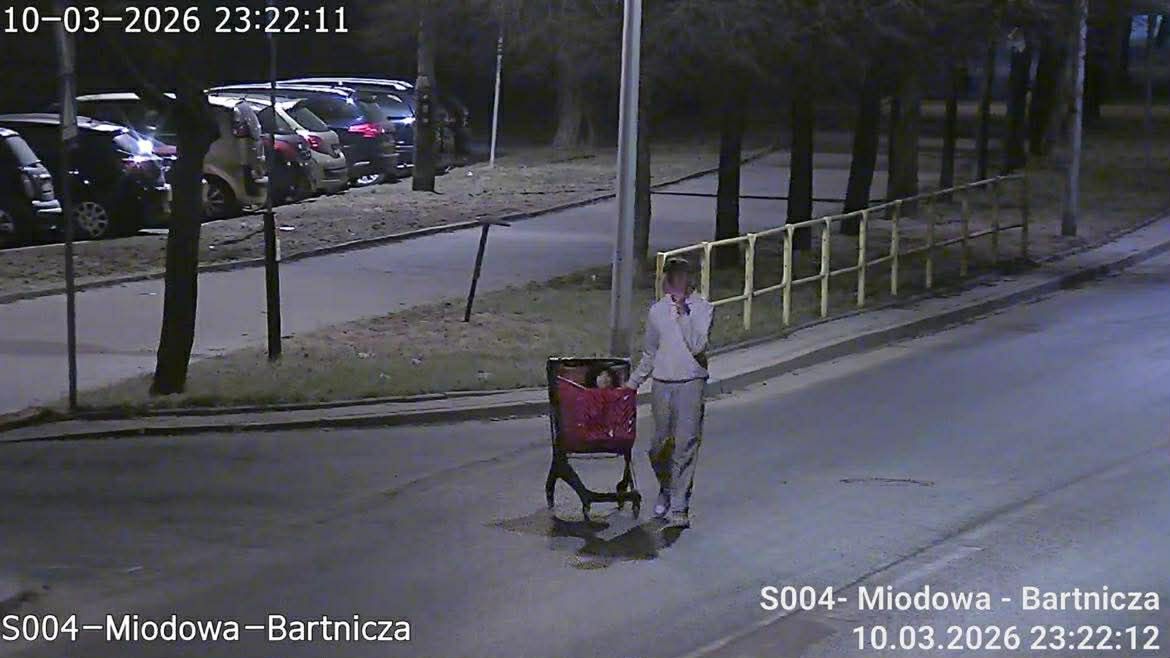 Woził koleżankę w wózku