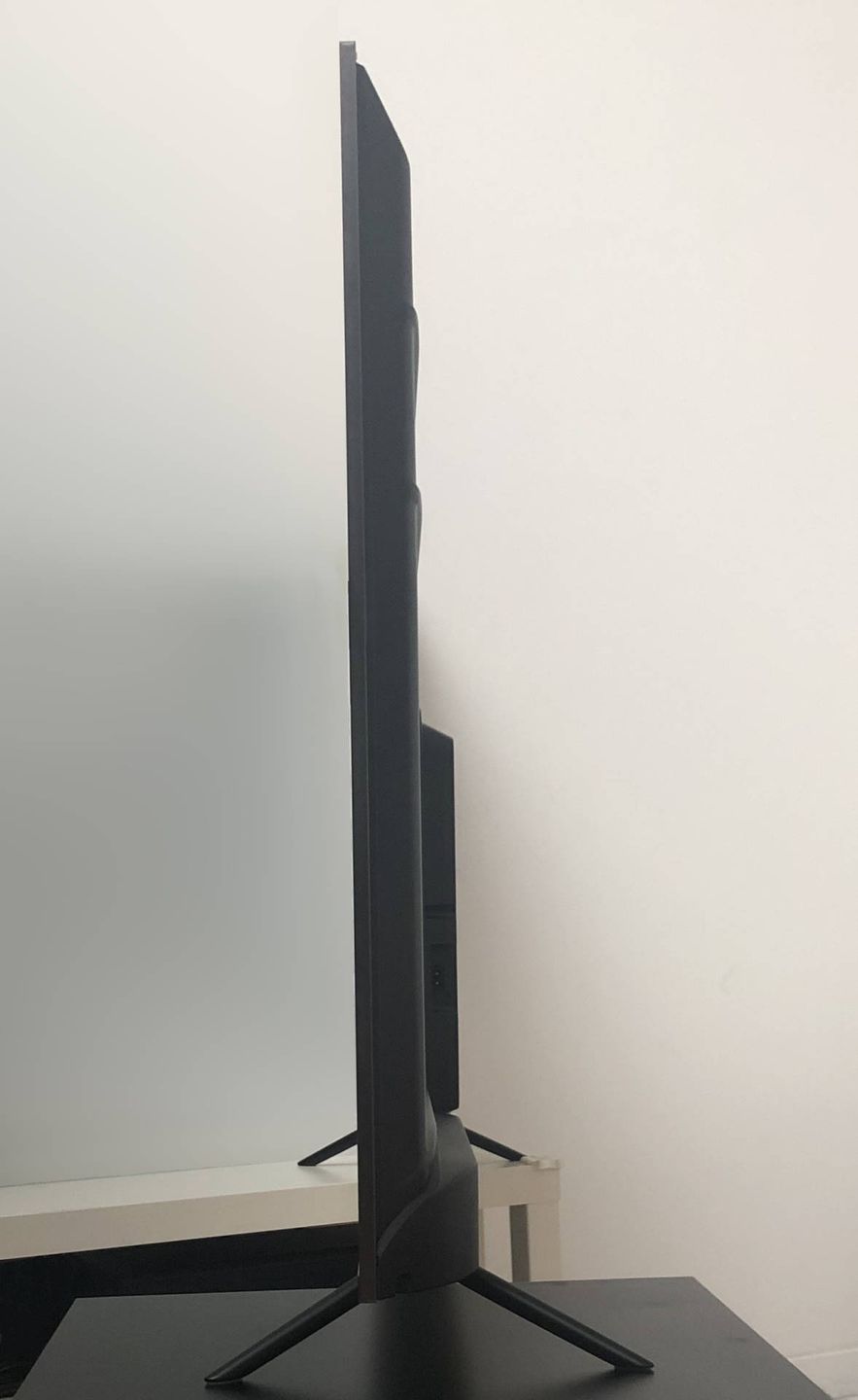 Xiaomi Mi TV 4S 65 - TV z profilu