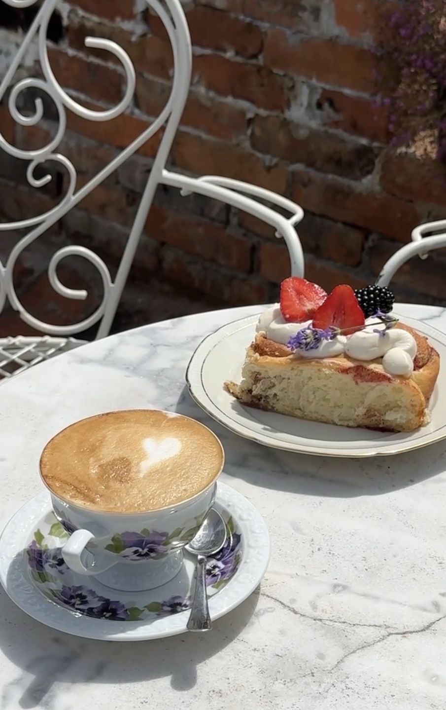 Porcelana i domowe wypieki z tego słynie kawiarnia w Złotorii