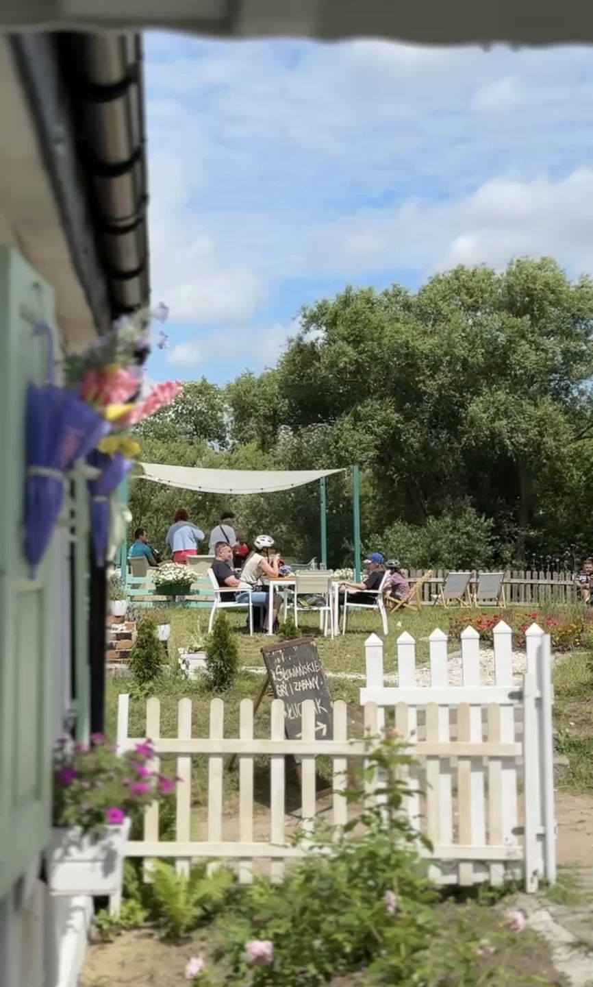 Kawiarniany ogród wiosną i latem tętni życiem