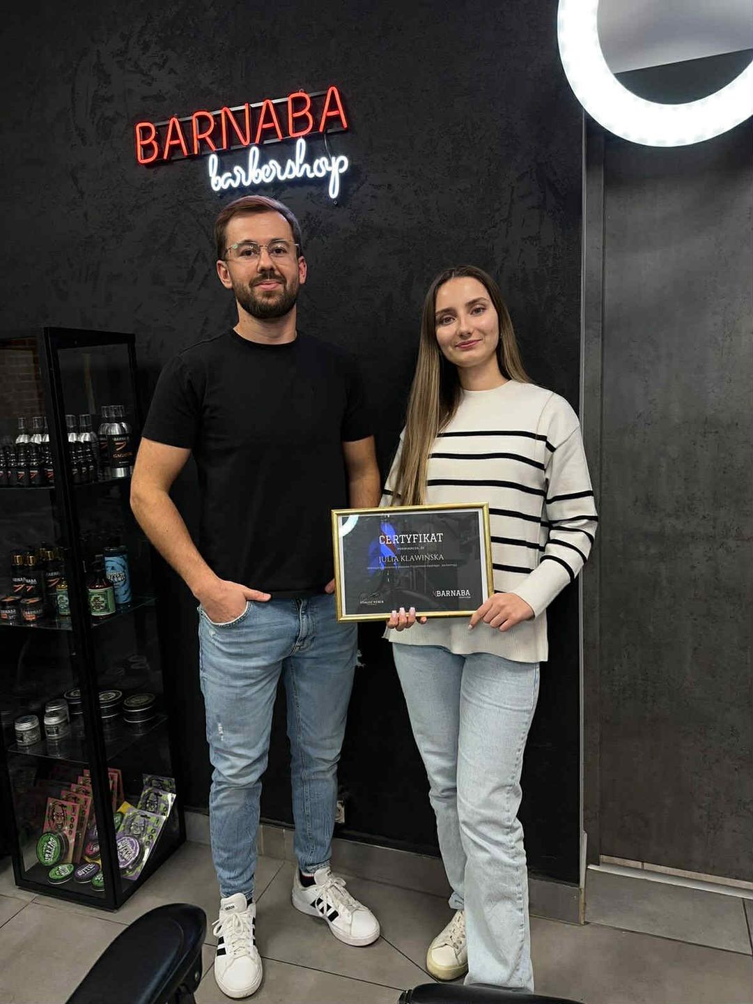 Tomasz Weber w swoim salonie barberskim 