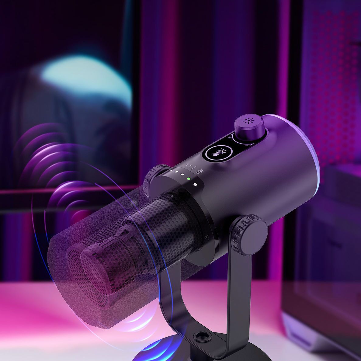 Mikrofon Mozos GM-ONE-BK ustawiony na biurkowym statywie, z widocznym złączem USB-C i XLR.