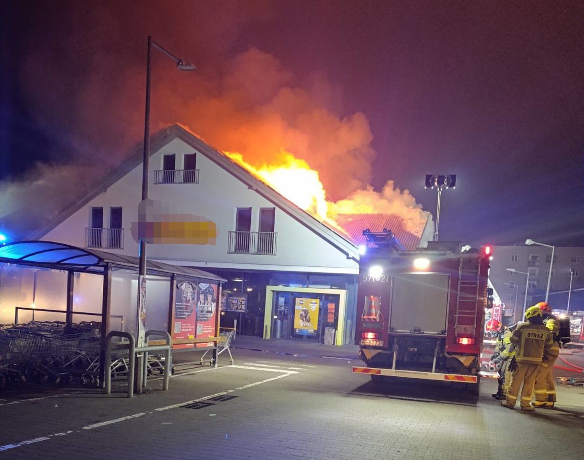 Potężny pożar dyskontu 