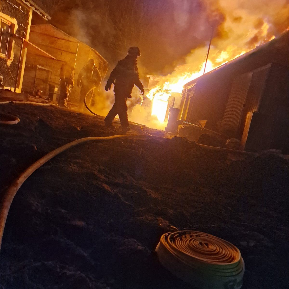 Pożar domu w Drobinie - do tragedii doszło tuż przed północą [Zdjęcia]