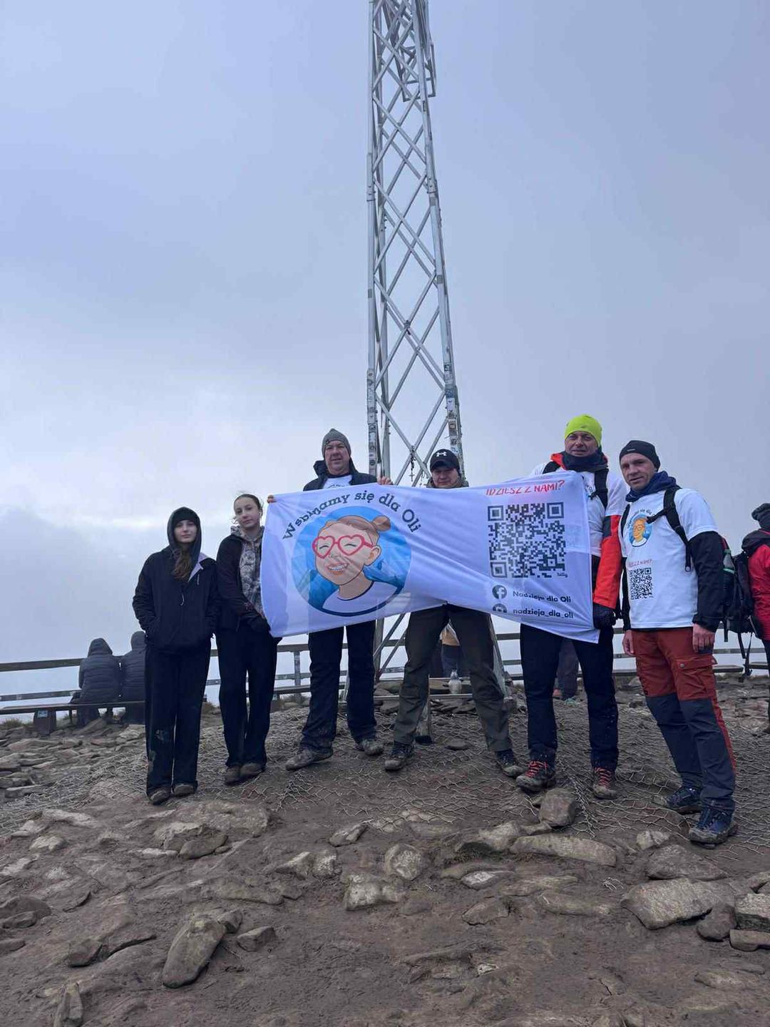 Paweł Ślęzak wspina się, aby zaapelować o wsparcie dla Oli