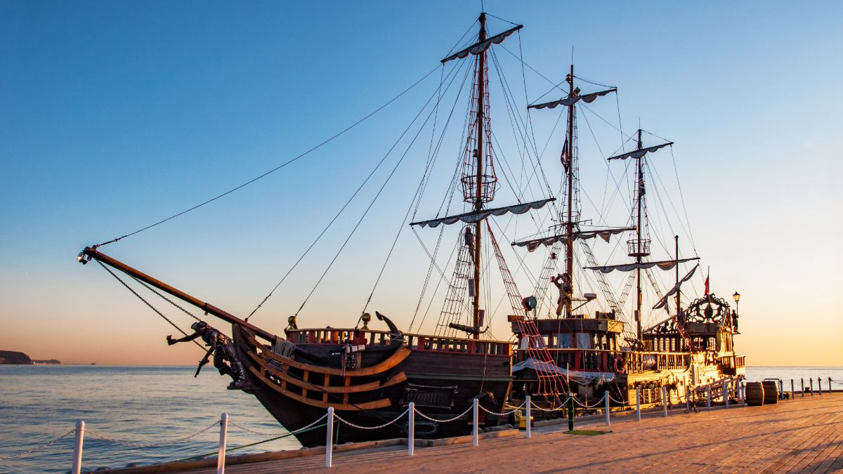 Statek „Pirat”, turystyczny galeon cumujący przy molo w Sopocie.
