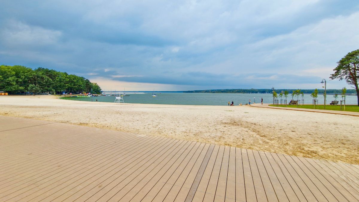Nowoczesna promenada i szeroka piaszczysta plaża w Smardzewicach