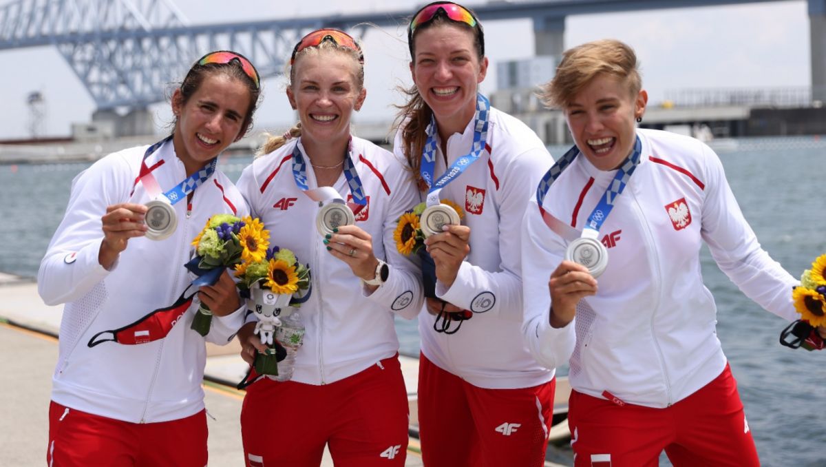 Katarzyna Zillmann (pierwsza z prawej) z medalem olimpijskim