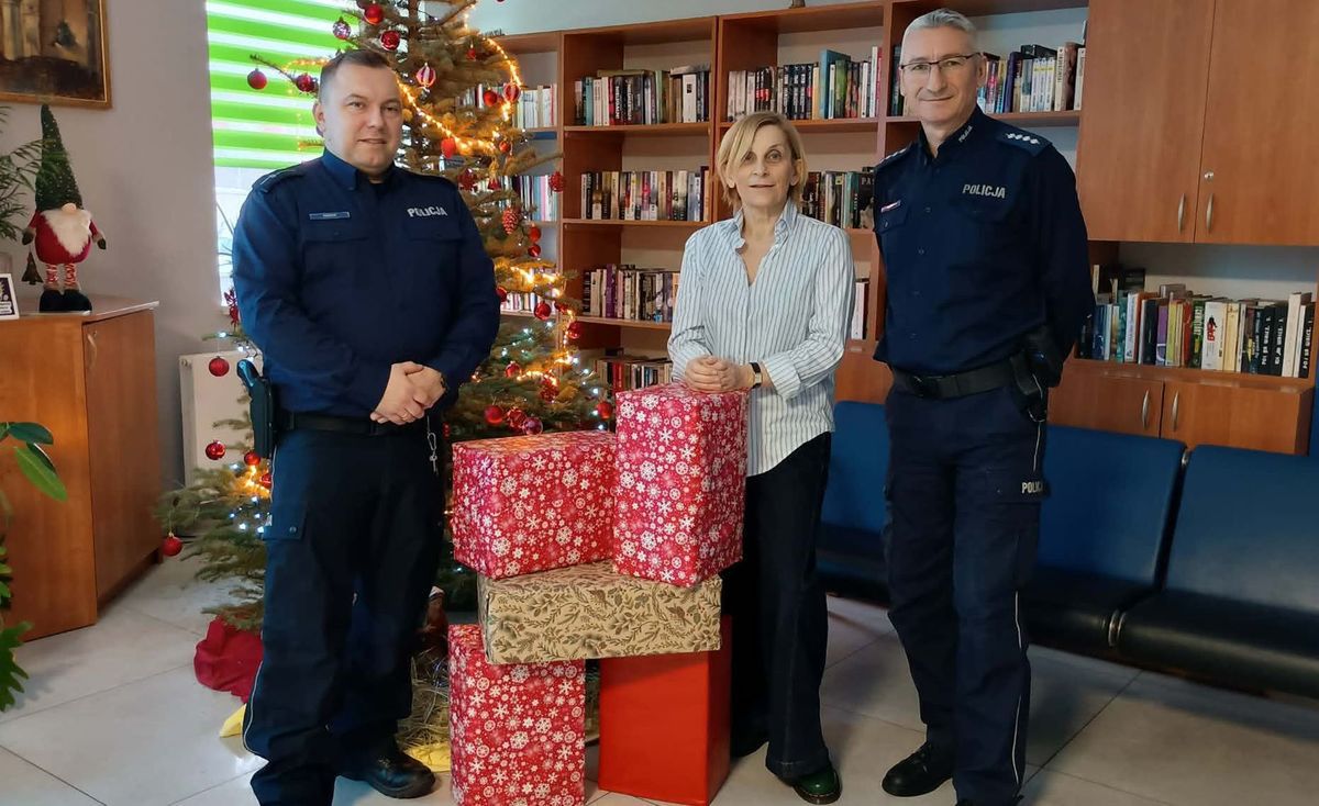 Policjanci pomagają