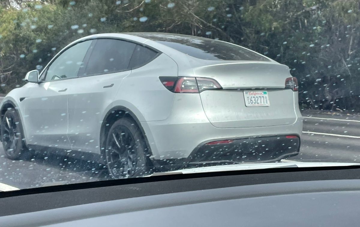 Tesla Model Y srebrna