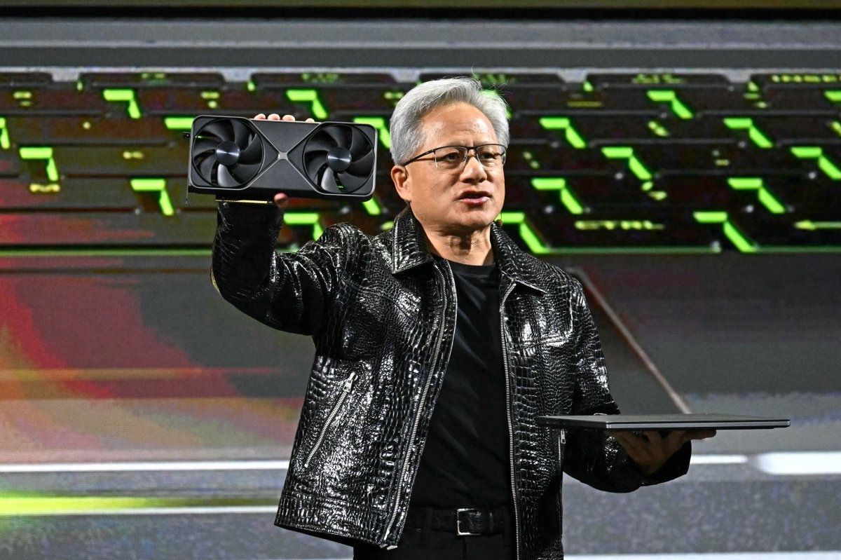 NVIDIA CES 2025 - Jensen trzyma RTX 5090 i laptopa z 5090
