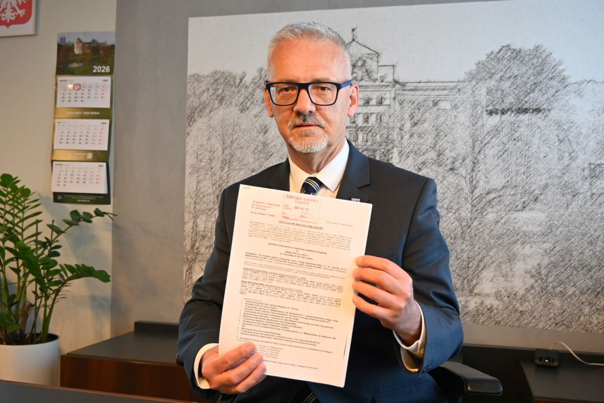 Wójt Marek Nicewicz z ważnym dokumentem