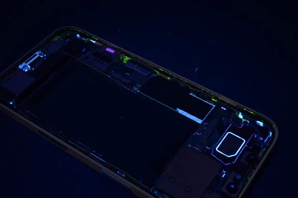 Zalany telefon - ciecz UV