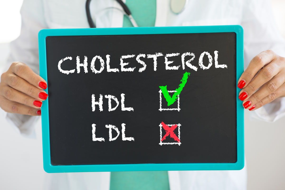 Po wyjściu ze szpitala kontroluj poziom cholesterolu tak często, jak zaleca lekarz. Dbaj o dietę i systematycznie przyjmuj leki, aby obniżyć jego poziom.