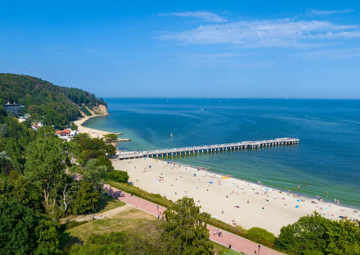 Widok na molo i klif w Gdyni Orłowie