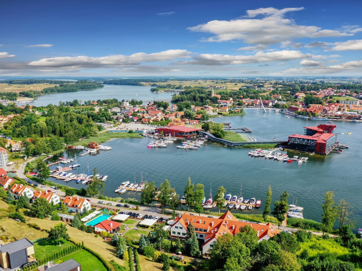 Widok z lotu ptaka na Mikołajki – marina, jachty i jezioro 