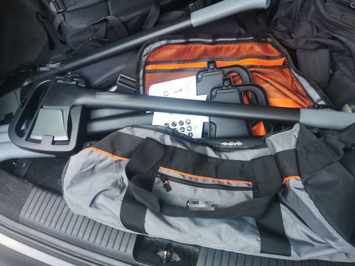 Garderoba i siekiery w rękach złodziei