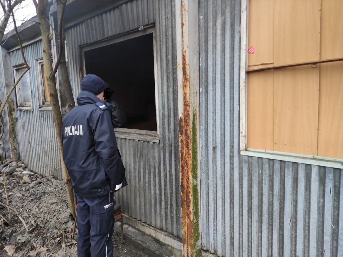 Policjanci kontrolują pustostany