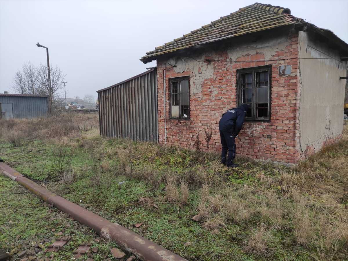 Policjanci kontrolują pustostany