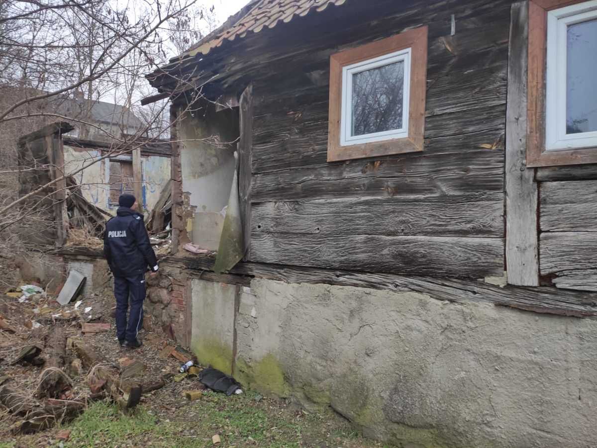 Policjanci kontrolują pustostany