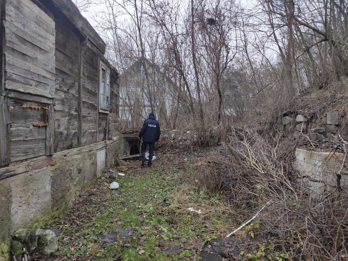 Policjanci kontrolują pustostany