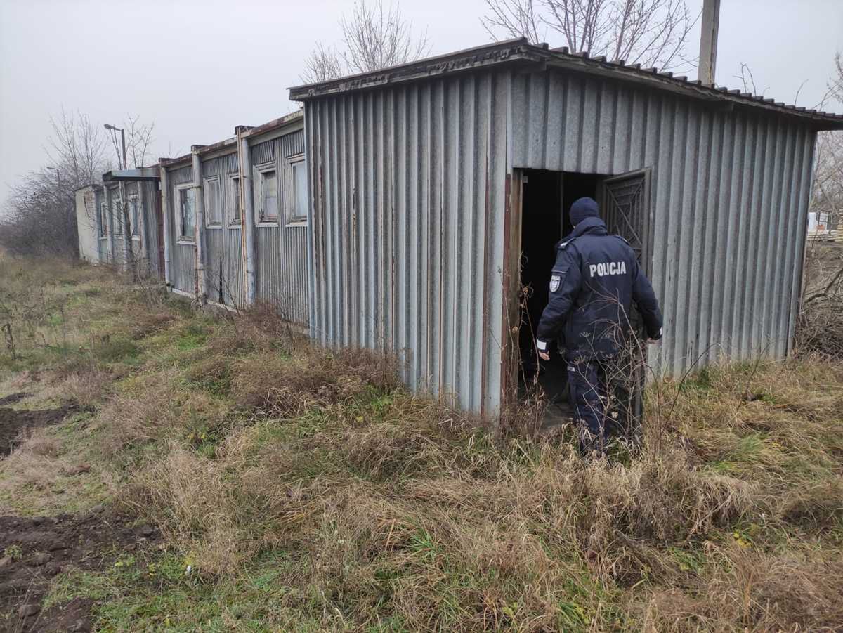 Policjanci kontrolują pustostany