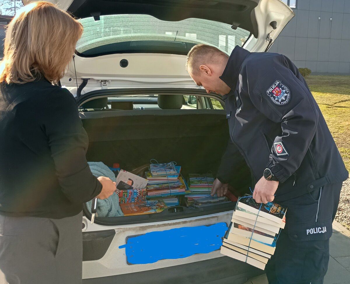 Policjanci zebrali książki 