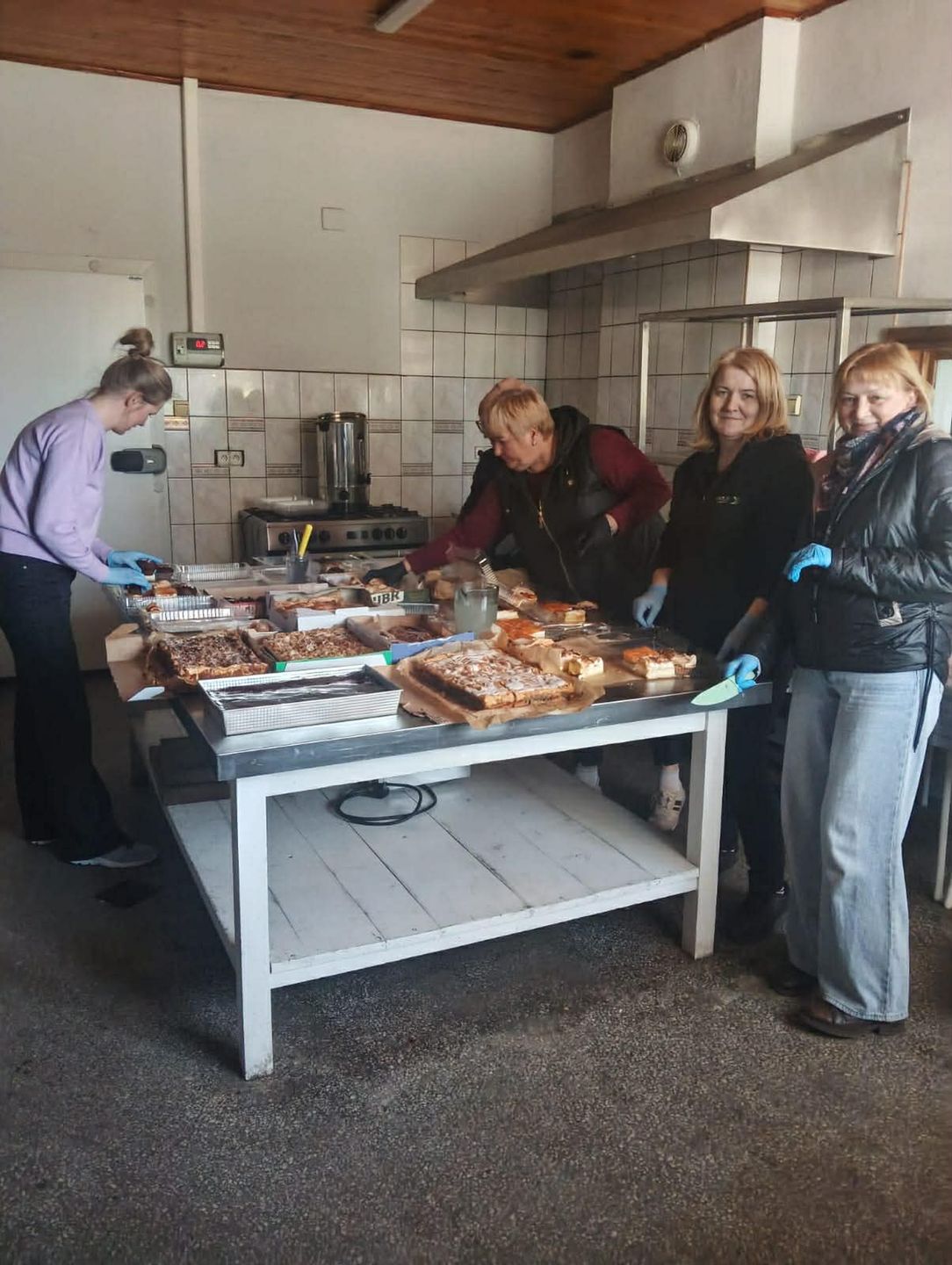 Sprzedaż ciast przed kościołami w gminie Obrowo